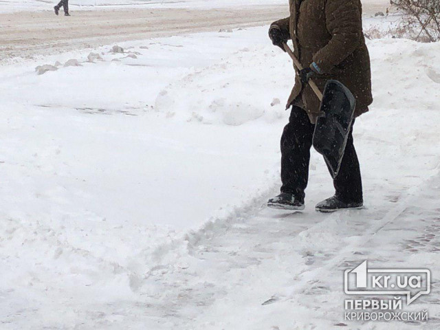 Подростка, который подрался с криворожанином из-за девушки, отправили чистить снег
