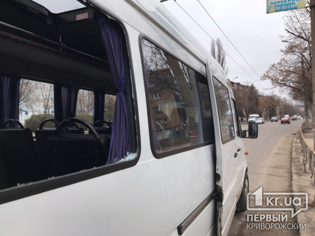 В Кривом Роге автобус влетел в столб после столкновения с маршруткой