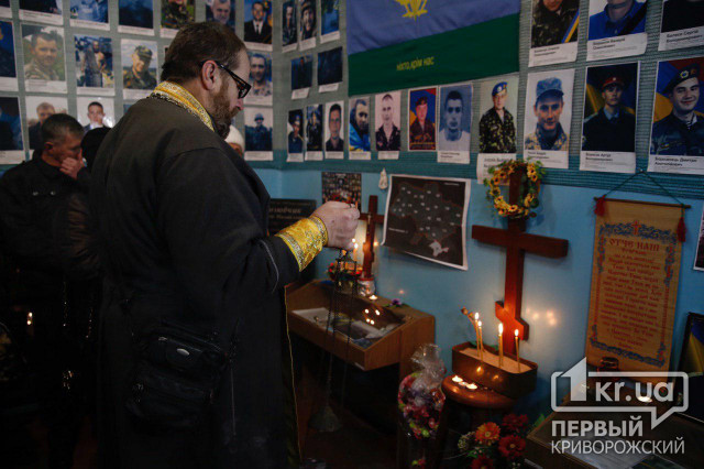 Воїнів АТО та Євромайданівців криворіжці вшанували, ставши на коліна