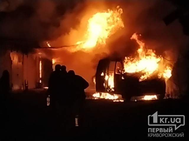 Обновлено Сгорело авто и два гаража: пожар в Кривом Роге