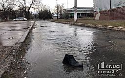 На одной из улиц Кривого Рога из-под земли огромным напором хлещет вода