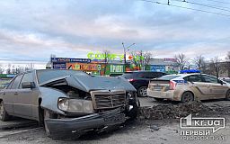 В Кривом Роге легковушка вылетела на тротуар возле остановки