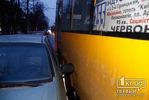 В Кривом Роге на светофоре легковушка и маршрутка не поделили дорогу