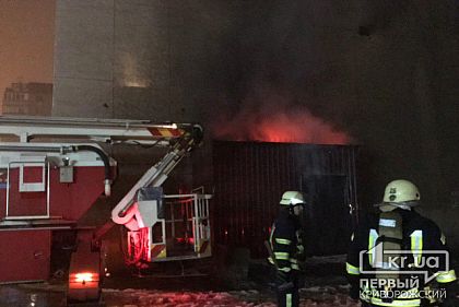 Криворожские спасатели два часа работали на месте пожара в бывшем кинотеатра на проспекте Гагарина
