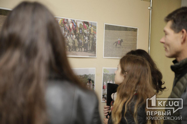 Сила и мощь украинских козаков: в криворожском университете открыли выставку картин и фото