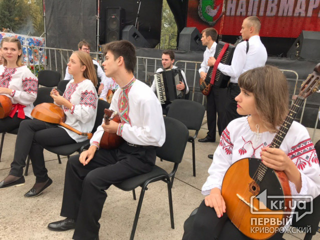 В Кривой Рог со всей страны на Всеукраинский фестиваль козацкой песни приехали несколько тысяч музыкантов