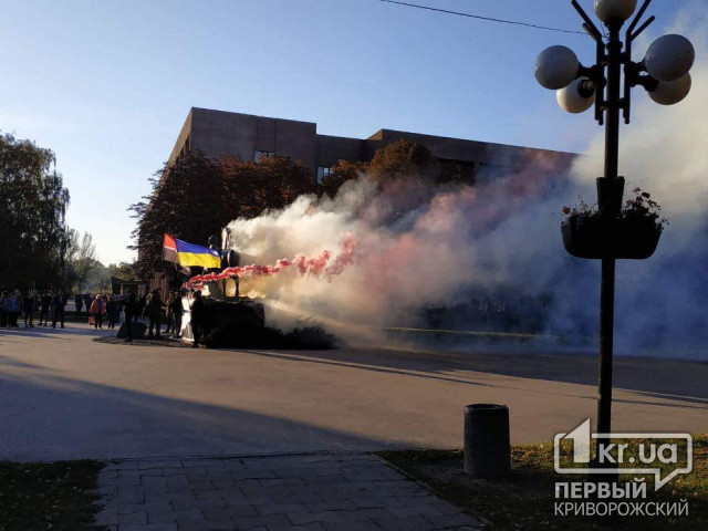 Криворіжці запалили фаєри біля пам&#039;ятника Козаку Рогу