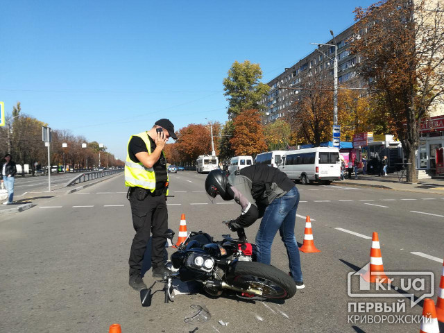 В Кривом Роге возле остановки столкнулись автомобиль и мотоцикл