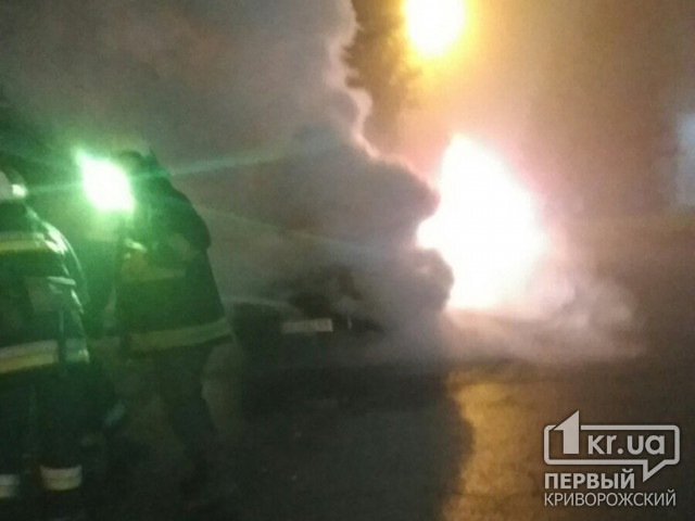 За 15 минут криворожские пожарные потушили горящее авто