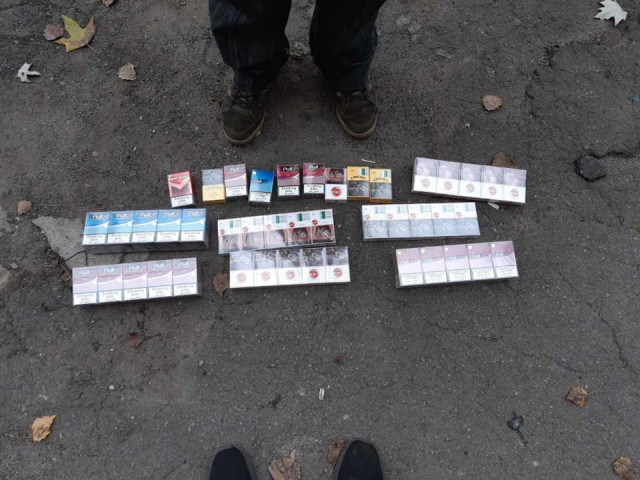 Полицейские изъяли у криворожанина 100 пачек контрафактных сигарет
