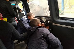 Заклинило дверь: криворожане оказались «в заложниках» в маршрутке