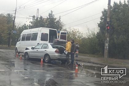 В Кривом Роге легковой автомобиль врезался в микроавтобус