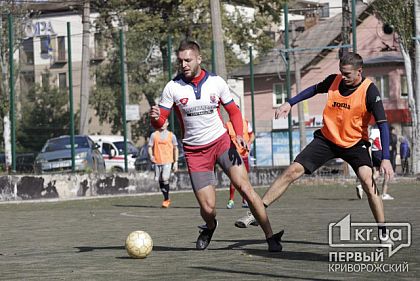 Криворізькі волонтери, бійці АТО і журналісти зіграли у футбол