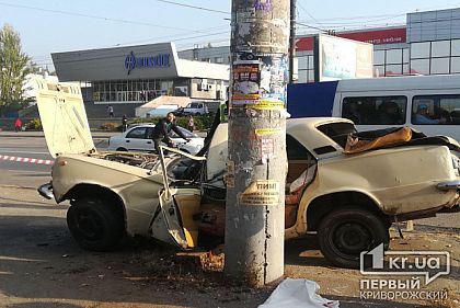 В Кривом Роге ВАЗ врезался в столб, водителя увезли в реанимацию
