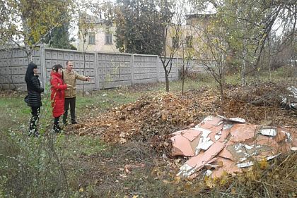 Стихийная свалка образовалась на территории гимназии в Кривом Роге