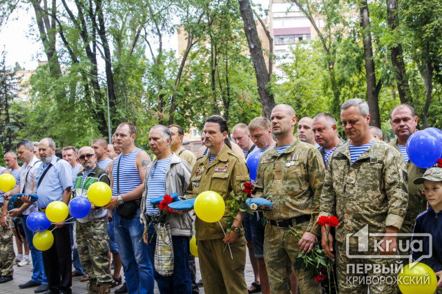Несуществующий в Украине праздник времен СССР вышли отмечать криворожские десантники