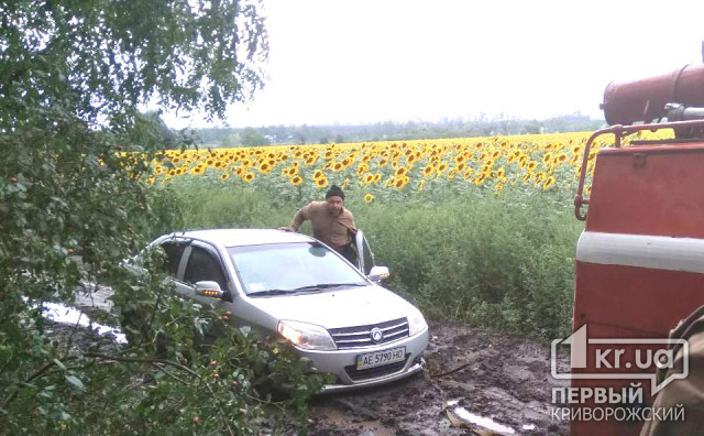 В Криворожском районе спасатели достали 4 авто из грязи
