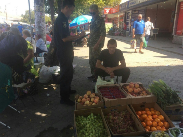 Более 90 килограммов овощей и фруктов изъяли у криворожских продавцов, торгующих «с рук»