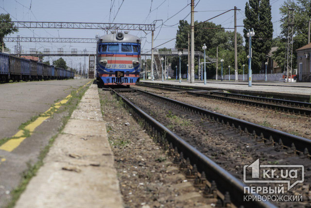 Приднепровские железнодорожники отремонтировали пешеходный мост на ж/д вокзале в Кривом Роге