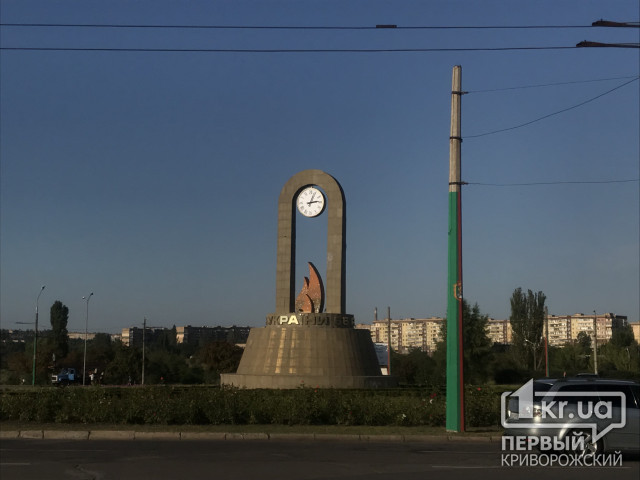 В Кривом Роге на майдане 30-летия Победы ремонтируют «Часы памяти»
