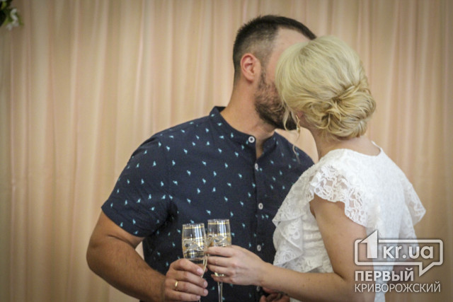 В День Государственного Флага Украины Кривом Роге поженилась тысячная пара, выбравшая услугу «Брак за сутки»
