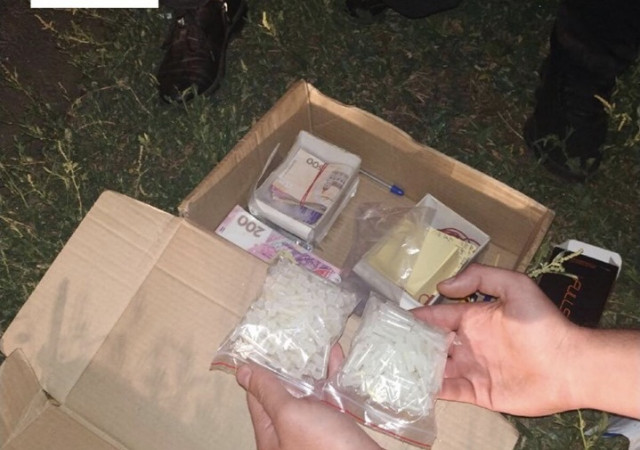 В Кривом Роге задержали мужчину, который прижимал к себе коробку с партией наркотиков