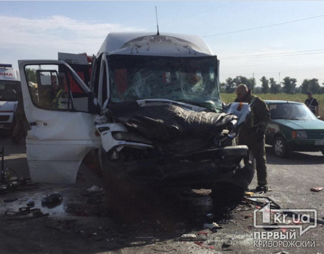 Пострадали 10 человек: фура столкнулась с пассажирским автобусом на трассе в Днепропетровской области