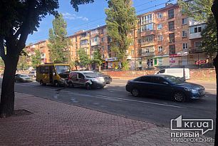 ДТП в Кривом Роге: недалеко от одной из площадей столкнулись две иномарки и маршрутка