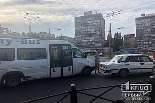 В Кривом Роге на кольце 95 квартала столкнулись маршрутка и жигуль