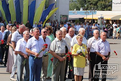 Криворізькі чиновники та правоохоронці поклали квіти до підніжжя пам’ятнику великому кобзареві