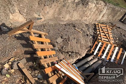 Несколько недель на центральной улице в Кривом Роге посреди тротуара разрыта огромная яма