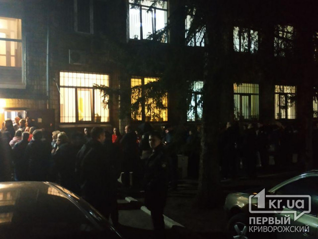 Под криворожскими ОИК десятки горожан ждут в очереди, чтобы передать протоколы голосований