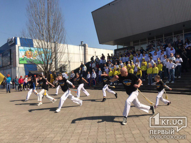 В Кривом Роге школьники, люди в военной форме, белых халатах провели флешмоб ко Дню здоровья