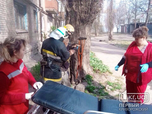 Криворожские пожарные спасли пенсионера, который не мог самостоятельно выбраться из горящей квартиры