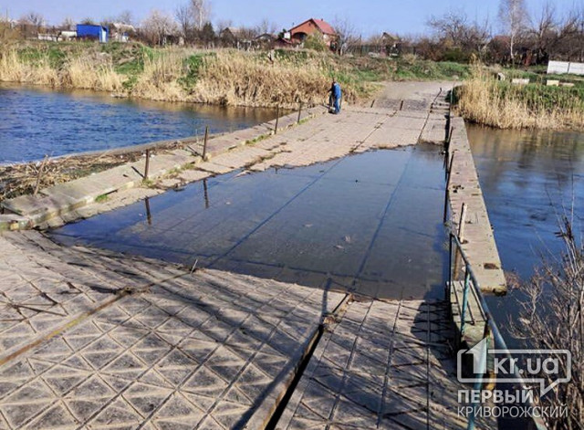 В одном из криворожских поселков затопило мост, который соединяет два берега
