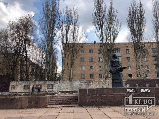 В Кривом Роге начали реконструкцию стелы памятника погибшим работникам рудоуправления имени Кирова
