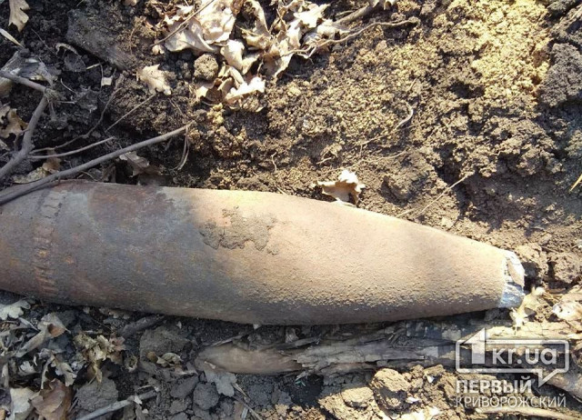 Мужчина, который работал на поле в Криворожском районе, обнаружил снаряд
