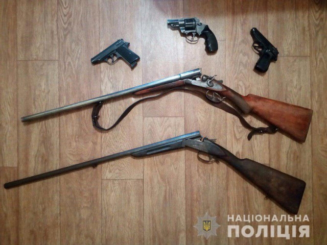 Десятки ружей, пистолетов и боеприпасов жители Днепропетровской области добровольно сдали в полицию