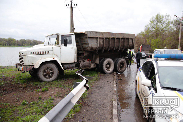 ДТП в Кривом Роге: грузовое авто снесло отбойник