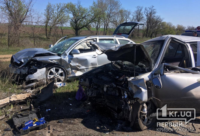 Пятеро человек пострадали в результате лобового столкновения авто на трассе Кропивницкий-Кривой Рог-Запорожье