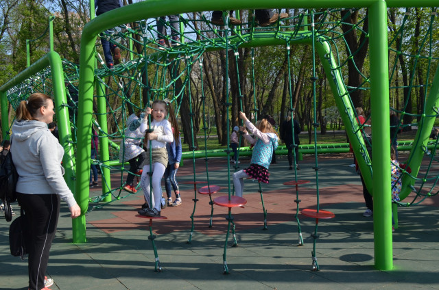 Метинвест продолжает обустраивать детский парк в центре Кривого Рога