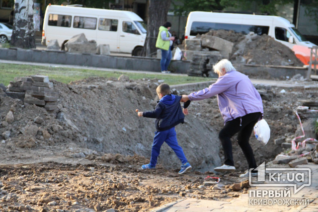 В Кривом Роге не оградили место выполнения работ при входе в парк Богдана Хмельницкого