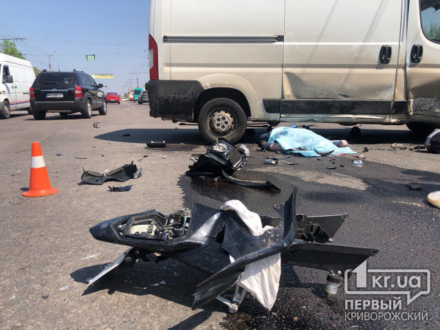 Фото 18+ Смертельное ДТП на центральном проспекте Кривого Рога - погиб мотоциклист