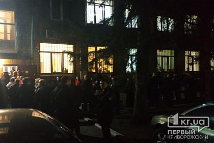 Под криворожскими ОИК десятки горожан ждут в очереди, чтобы передать протоколы голосований