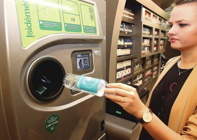 В Україні у громадських місцях можуть з’явитися фандомати для збору пластикових пляшок