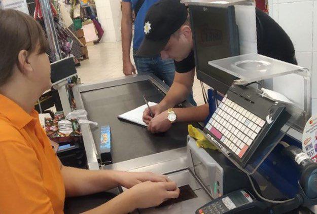 Штраф за продажу сигарет несовершеннолетнему выписали продавщице криворожского супермаркета