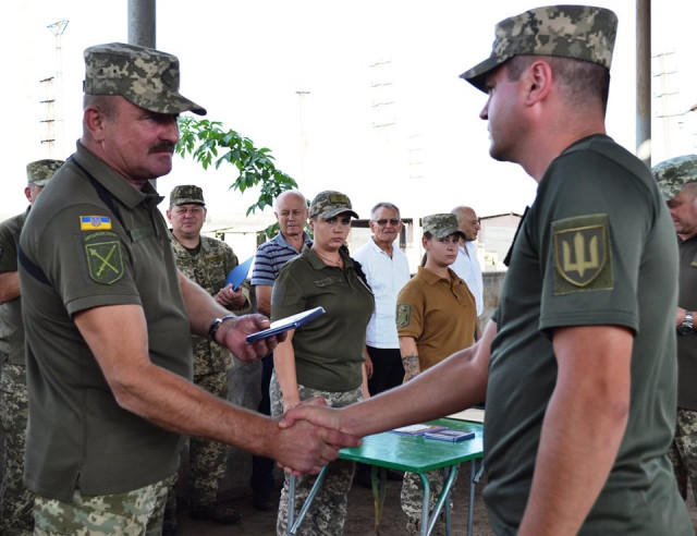 Криворізьких військовослужбовців відзнаками нагородив командувач Операцією ООС