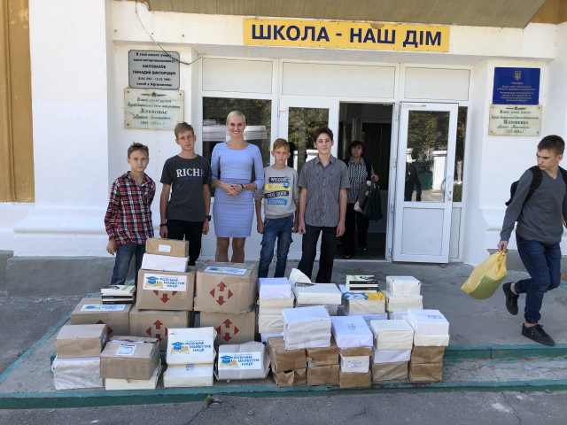 Криворожанка передала більше 4 тисяч українських книжок у зону проведення ООС