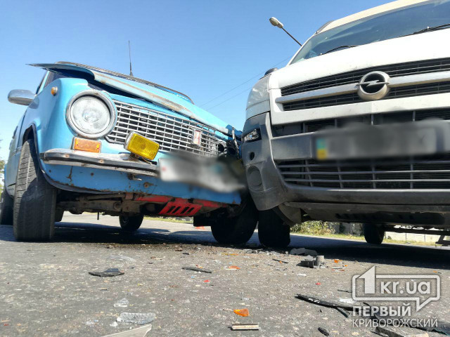 В Кривом Роге водитель микроавтобуса не уступил дорогу «копейке», пострадал пассажир легковушки