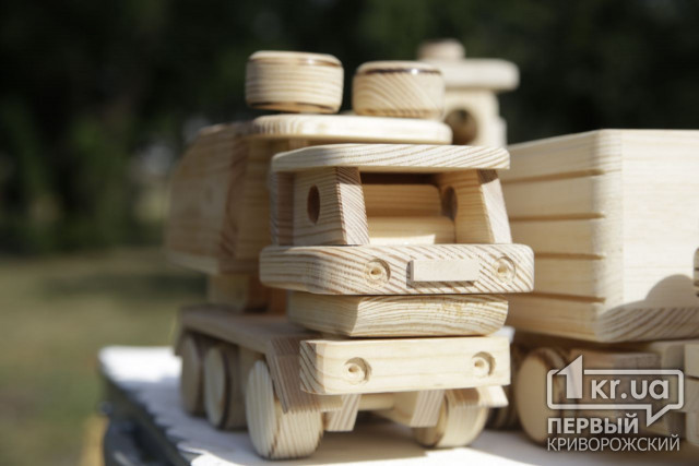 На шестой деревянный фестиваль в Кривом Роге мастера привезли тысячи авторских изделий